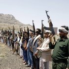 Hutíes armados aparecen en recientes ejercicios de preparación, en un campo de entrenamiento en Yemen.