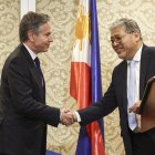 El secretario de Estado de Estados Unidos, Antony Blinken (i), junto a su homólogo filipino, Enrique Manalo (d), durante la reunión que ambos mantuvieron en Manila, donde Blinken aseguró este martes 19 de marzo de 2024.