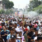 Miles de feligreses acuden cada Viernes Santo a la procesión del Cristo del Consuelo, en el suroeste de Guayaquil.