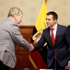 Presidente de Ecuador, Daniel Noboa (d), mientras se reúne con delegados de la Sociedad Interamericana de Prensa (SIP) en Quito.