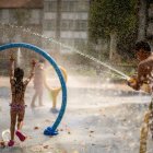 Archivo. Niños jugando en una fuente.