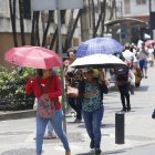 En Guayaquil hace falta sombra natural. En los últimos días, los ciudadanos se cubren del sol con paraguas.