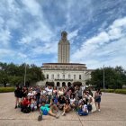 Los aspirantes deben presentar una idea y/o propuesta para una iniciativa comunitaria.