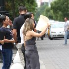 Los guayaquileños han intentado durante estos días cubrirse del sol o refrescarse con lo que hallen a la mano: carpetas, hojas, abanicos...