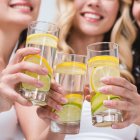 Beber agua y zumo natural en abundancia