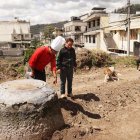 Los habitantes Nilo Lima y Geovanny Calderón han tomado la iniciativa de arreglar el barrio, ante la falta de apoyo municipal.