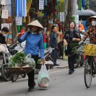 Un vendedor ambulante que camina por una calle de Hanoi, en Vietnam, 13 de marzo de 2024