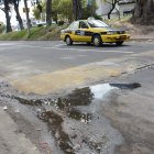 Los rompe velocidades del sector de Carcelén presentan grietas y huecos que afectan el tránsito