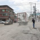 Afectación. El paso de vehículos pesados incrementa la polvareda en la avenida principal de Panorama. A diario, los ciudadanos que caminan por el sitio deben cubrirse la nariz y la boca.