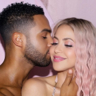 Shakira  junto al actor Lucien Laviscount.