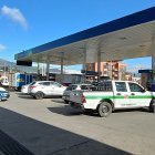Algunos ciudadanos compraron el combustible en garrafas para abastecerse del producto mientras se normaliza la situación.