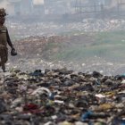 Un hombre transporta cables sobre su cabeza en el vertedero de Agbogbloshie, un barrio de Accra, capital de Ghana,