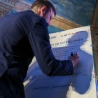 Firma. El comisario de Medio Ambiente de la Unión Europea participa en la iniciativa contra la deforestación.