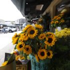 Las flores amarillas no faltaron en el mercado de las flores.