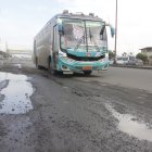 Daule. A diario transitan miles de vehículos livianos y pesados por la vía en mal estado.