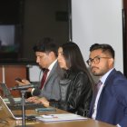 Diligencia. Diego Chimbo (i), abogado de Muentes, durante la audiencia de revisión de medidas.