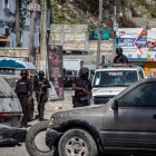 Policías patrullan este miércoles las calles de Puerto Príncipe (Haití). Al menos siete cadáveres aparecieron este miércoles en las calles de Petion-ville, en las colinas de la capital de Haití.