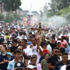 Miles de feligreses acuden cada Viernes Santo a la procesión del Cristo del Consuelo, en el suroeste de Guayaquil.