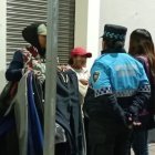 Foto Referencial. En el video se evidencia la agresión a la comerciante