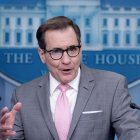 El Asesor de Comunicaciones de Seguridad Nacional de la Casa Blanca, John Kirby, participa en una conferencia de prensa y habla sobre el ataque en una sala de Moscú