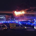 Las ambulancias llegan cerca de la sala de conciertos Crocus City Hall en llamas después de un tiroteo en Krasnogorsk, en las afueras de Moscú, Rusia, el 22 de marzo de 2024.