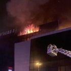 Una imagen fija tomada de un vídeo proporcionado por el Ministerio de Emergencias de Rusia muestra humo elevándose sobre la sala de conciertos Crocus City Hall en llamas tras un tiroteo en Krasnogorsk, en las afueras de Moscú, Rusia, el 22 de marzo de 2024.