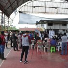 En la plaza central de Palo Quemado se realiza la consulta ambiental bajo un amplio resguardo policial.