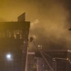 Los bomberos intentan extinguir un incendio en la sala de conciertos Crocus City Hall en llamas tras un tiroteo en Krasnogorsk, en las afueras de Moscú, Rusia.