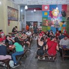 Artistas, intelectuales y admiradores del arte acuden al bar Barricaña para admirar los cuadros, entablar tertulias y consumir la comida