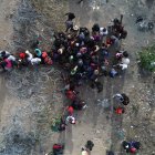 Migrantes esperan alguna posibilidad de cruzar las vallas fronterizas con Estados Unidos, el 20 de marzo de 2024, en Ciudad Juárez, Chihuahua (México).