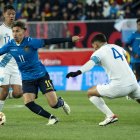 AMDEP8234. HARRISON (ESTADOS UNIDOS), 22/03/2024.- Jeremy Sarmiento (i) de Ecuador disputa el balón con José Carlos Pinto de Guatemala este jueves, en un partido amistoso internacional entre las selecciones nacional de Ecuador y Guatemala en el estadio en (EE.UU.). EFE/ Ángel Colmenares