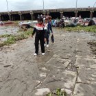 Panorama. Este muelle ubicado al fondo del mercado Caraguay está lleno de lodo. Es complicado cruzarlo sin resbalarse.
