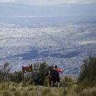Un grupo de turistas visitan el teleférico en Quito.