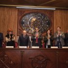 El doctor Peñaherrera (tercero de izquierda a derecha) en la mesa directiva.