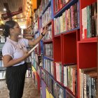 n las estanterías. Las librerías independientes, como La Madriguera, funcionan como puntos de venta de los libros. Las editoriales y los autores deben promocionar el libro e indicar dónde lo pueden comprar.