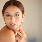 El clean girl es una tendencia de maquillaje y peinado que resalta los atritos naturales.