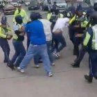 Momento de la gresca entre uniformados de la ATM y ciudadanos.