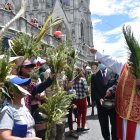 Los fieles católicos llevan las palmas para bendecirlas.