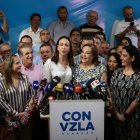 La líder antichavista María Corina Machado (izq.) presenta durante una rueda de prensa a la historiadora Corina Yoris (der.) como candidata para las elecciones presidenciales del próximo 28 de julio.