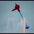 Generador de electricidad hidrovoltaico creado a partir del juguete del pájaro volador.