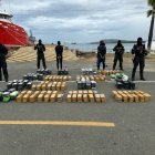 Agentes antinarcóticos junto al cargamento decomisado este sábado 23 de marzo.