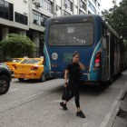 Guayaquil. En el centro de la ciudad, los buses son los que más contaminan. Las personas deben taparse la cara para evitar ser afectadas.