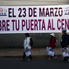 Voluntarios se desplazan por una calle durante el censo de población y vivienda este sábado 23 de marzo, en La Paz.
