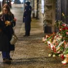 Ciudadanas rusas colocan flores en honor a las víctimas del ataque terrorista en una sala de conciertos, la noche del viernes 22 de marzo.