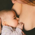 Acto. Ayuda a los dientes superiores e inferiores.