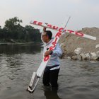 Migrantes representan el "Viacrucis migrante" este domingo en el paso del Coyote, principal acceso de para entrar a México, en Ciudad Hidalgo, estado de Chiapas (México).