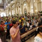 Fe. Decenas de feligreses acudieron a la Catedral metropolitana para conmemorar el Domingo de Ramos.