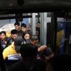 Largas filas se forman para tomar las unidades. Usuarios indican que no hay suficientes buses para acomodar a la amplia demanda.
