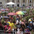 Bendición. Fieles acudieron a la procesión de Domingo de Ramos.