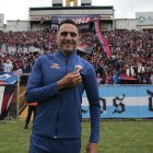 El técnico Martín Mandra recibió la ovación de los hinchas de Deportivo Quito.